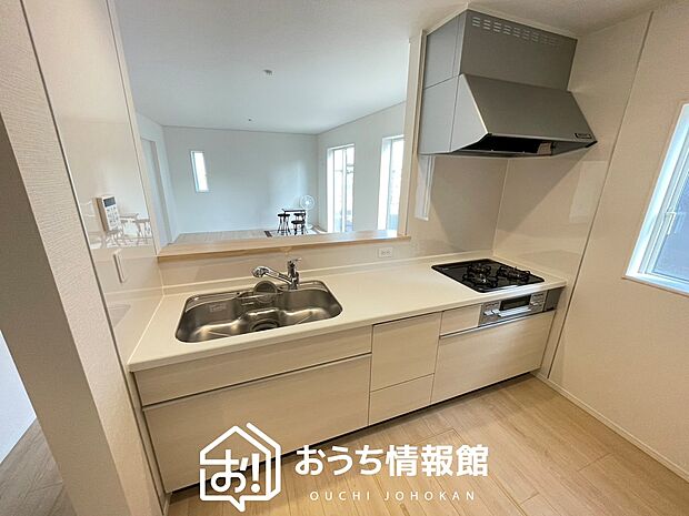 【現地写真(キッチン)】収納たっぷりのシステムキッチン、浄水器付水栓を標準装備しています。