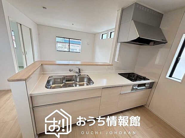 【現地写真(キッチン)】収納たっぷりのシステムキッチン、浄水器付水栓を標準装備しています。