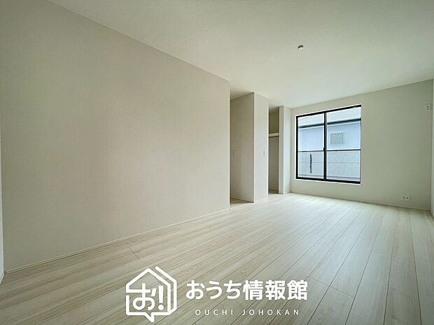 【現地写真（寝室）】木目の美しさを際立たせるシンプルデザインの建具を使用しています。