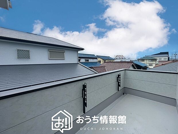 【バルコニー】奥行きが広く、洗濯物をゆったりと干せる十分な広さで、家族の洗濯も捗ります。