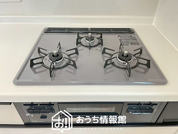 【ビルトインコンロ】フラットな構造で清掃性が高く、過熱防止センサー付３口タイプで日頃の家事も快適です。