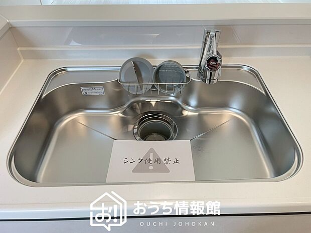 【浄水器内臓ハンドシャワー付シンク】広々とした凸型シンクに洗剤ポケットを標準装備。すっきり収納できます。
また、蛇口の先端に浄水器を内蔵しているため場所をとりません。