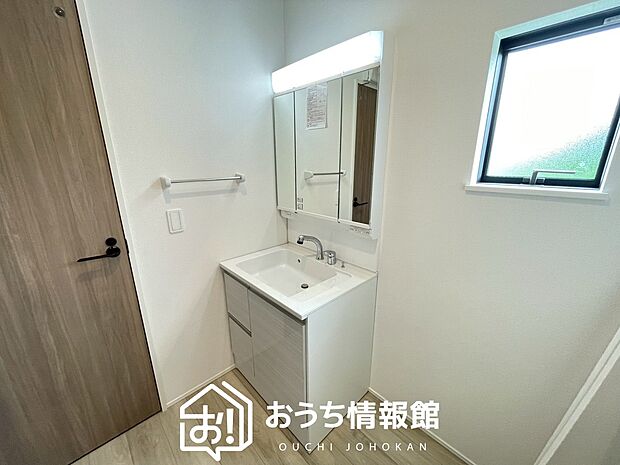 【洗面台・洗面所】鏡の両サイドは、必要なものを取出しやすく、大きな鏡面で朝の準備も快適。
使いやすいリフトアップ機能付きのシングルレバーシャワー水栓付です。