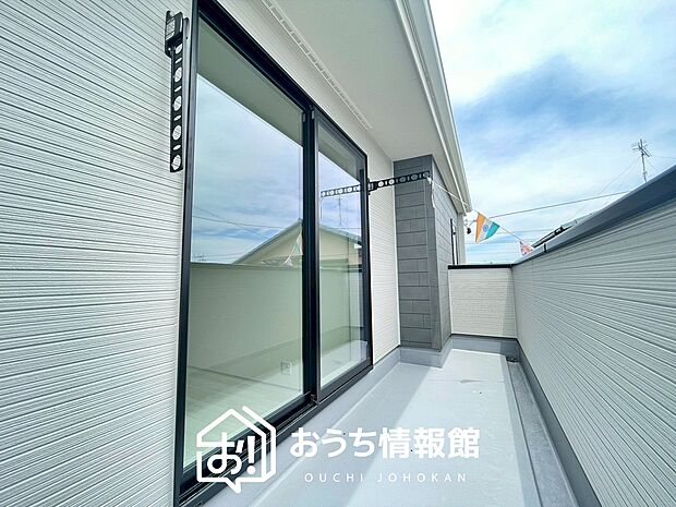 【バルコニー】奥行きが広く、洗濯物をゆったりと干せる十分な広さで、家族の洗濯も捗ります。