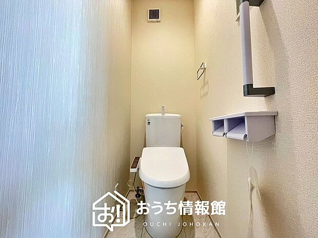 【トイレ】汚れてもサッとひと拭きでお手入れ簡単、エコ仕様の温水洗浄便座付きのトイレです。
バリアフリーにも配慮しています。