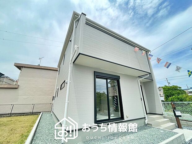 【現地写真(外観)】雨で汚れを落とし、耐久性・耐候性に優れた外壁を使用しています。