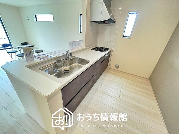 【現地写真(キッチン)】収納たっぷりのシステムキッチン、浄水器付水栓を標準装備しています。