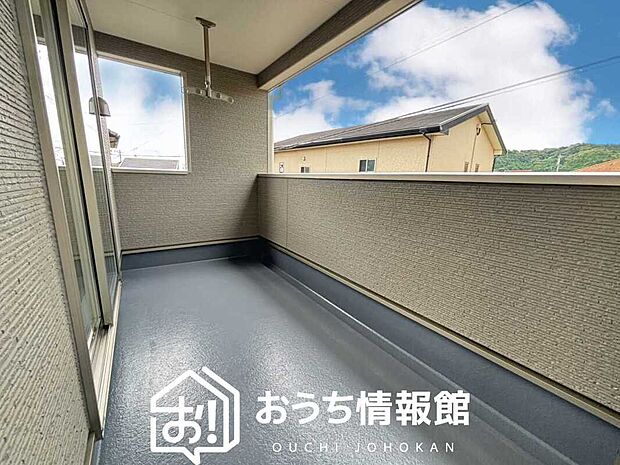 【バルコニー】奥行きが広く、洗濯物をゆったりと干せる十分な広さで、家族の洗濯も捗ります。