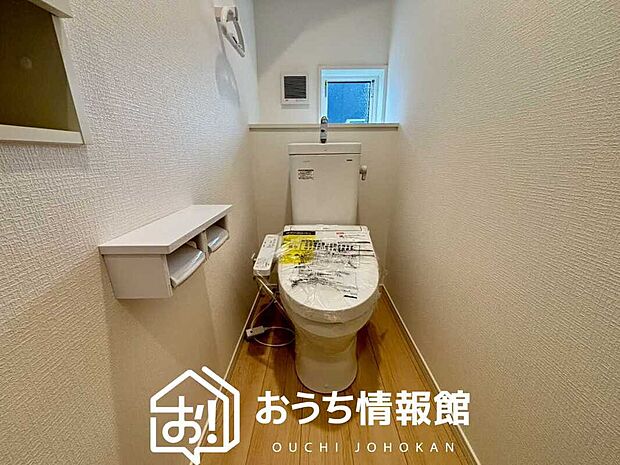 【トイレ】汚れてもサッとひと拭きでお手入れ簡単、エコ仕様の温水洗浄便座付きのトイレです。
バリアフリーにも配慮しています。