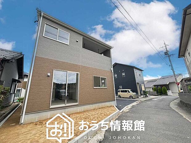 【現地写真(前道含む外観)】健康被害に配慮したもっとも安全性の高い建材を採用し、シックハウス対策をしております。
