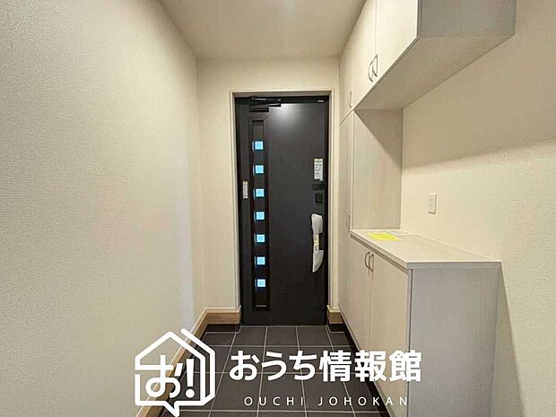 【現地写真(玄関)】玄関には、大型のシューズ収納を設置しています。