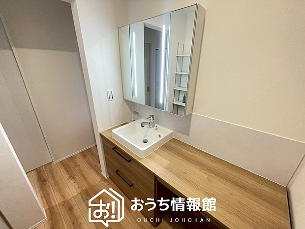 【洗面台・洗面所】鏡の両サイドは、必要なものを取出しやすく、大きな鏡面で朝の準備も快適。
使いやすいリフトアップ機能付きのシングルレバーシャワー水栓付です。