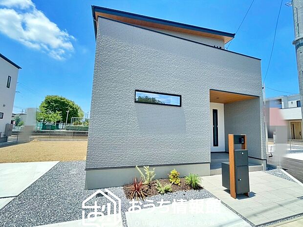 【現地写真(外観)【B号地】】軽くて火災に強い屋根材を採用し、地震時の建物への負担や揺れを軽減しています。