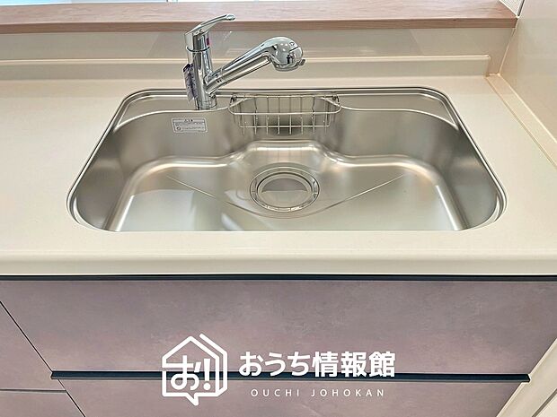 【浄水器内臓ハンドシャワー付シンク】広々とした凸型シンクに洗剤ポケットを標準装備。すっきり収納できます。
また、蛇口の先端に浄水器を内蔵しているため場所をとりません。