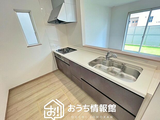 【現地写真(キッチン)】収納たっぷりのシステムキッチン、浄水器付水栓を標準装備しています。