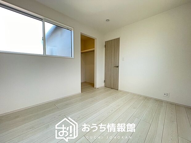 【現地写真(寝室)】木目の美しさを際立たせるシンプルデザインの建具を使用しています。