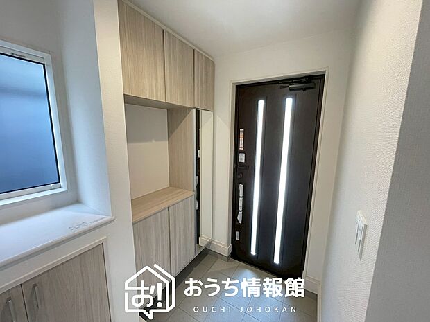 【現地写真(玄関)】玄関には、大型のシューズ収納を設置しています。