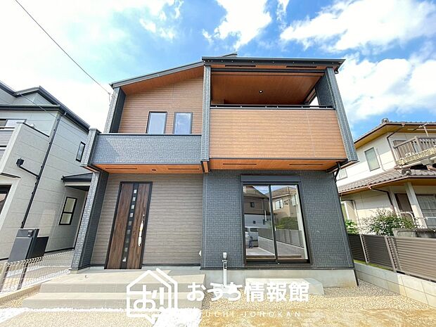 【現地写真(外観)【2号地】】軽くて火災に強い屋根材を採用し、地震時の建物への負担や揺れを軽減しています。