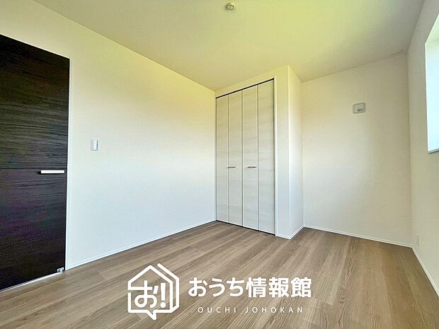 【現地写真(洋室)】木目の美しさを際立たせるシンプルデザインの建具を使用しています。
