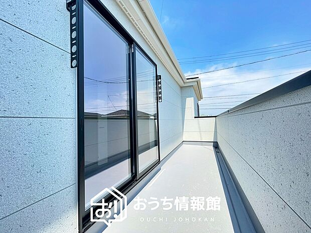 【バルコニー】奥行きが広く、洗濯物をゆったりと干せる十分な広さで、家族の洗濯も捗ります。