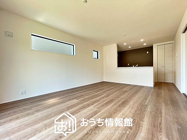 【現地写真(リビング)】フローリング材には、木目、色調など木材特有の風合いがあり、ナチュラルな美しさになっています。