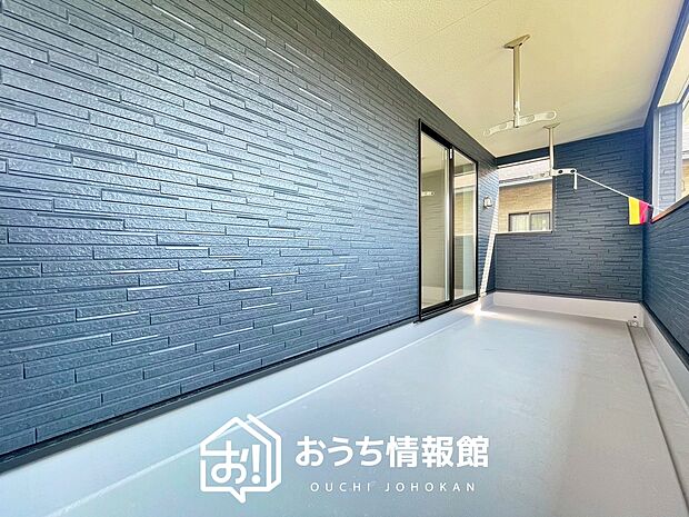【バルコニー】奥行きが広く、洗濯物をゆったりと干せる十分な広さで、家族の洗濯も捗ります。