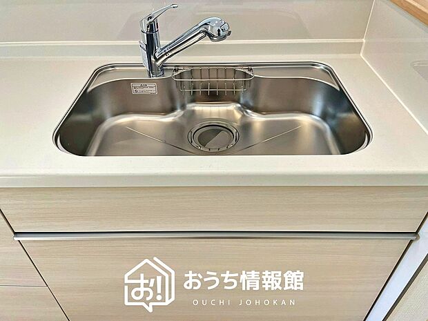 【浄水器内臓ハンドシャワー付シンク】広々とした凸型シンクに洗剤ポケットを標準装備。すっきり収納できます。
また、蛇口の先端に浄水器を内蔵しているため場所をとりません。