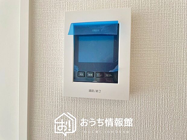 【TVモニター付インターホン】手放し通話ができ、送話表示灯で送話・受話状態が確認できます。
映像と音声で玄関先の様子をチェックできるモニター機能や、夜間の訪問者の顔も確認できるLEDライトを装備しています。