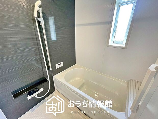 【現地写真(浴室)】浴室暖房乾燥機付き。1坪タイプで広々です。