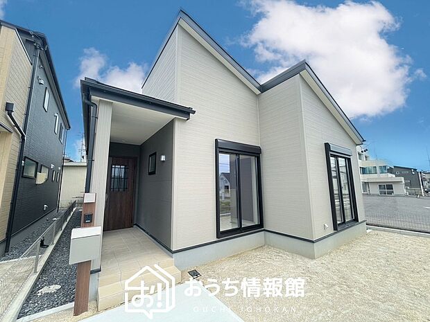 【現地写真(外観)【1号地】】軽くて火災に強い屋根材を採用し、地震時の建物への負担や揺れを軽減しています。