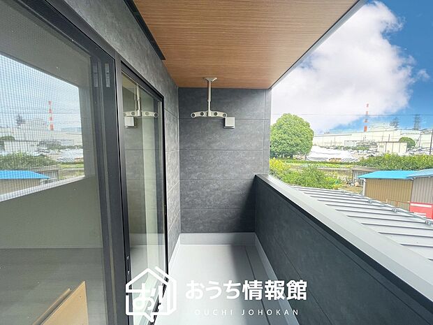 【バルコニー】奥行きが広く、洗濯物をゆったりと干せる十分な広さで、家族の洗濯も捗ります。