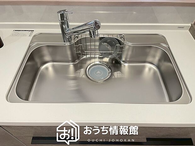 【浄水器内臓型ハンドシャワー付シンク】傷や汚れが付きにくい静音仕様の全面エンボス加工シンク。
また、蛇口の先端に浄水器を内蔵。浄水シャワーが使える毎分4リットルのたっぷり浄水。