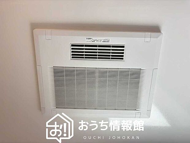 【電気式浴室暖房換気乾燥機】寒い冬場はあたたかく、暑い夏場は扇風機のような心地よさです。
雨の日は、浴室が衣類乾燥スペースになります。