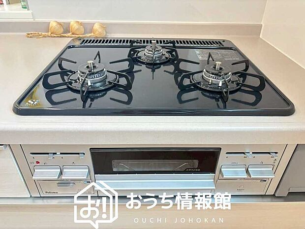 【ビルトインコンロ】フラットな構造で清掃性が高く、過熱防止センサー付3口タイプで日頃の家事も快適です。