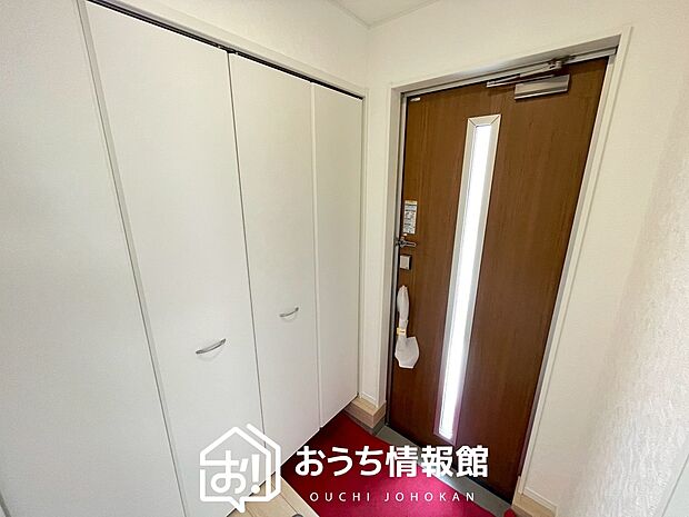 【現地写真(玄関)】玄関には、大型のシューズ収納を設置しています。