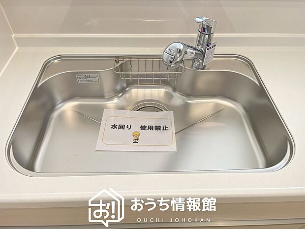 【浄水器内臓ハンドシャワー付シンク】広々とした凸型シンクに洗剤ポケットを標準装備。すっきり収納できます。
また、蛇口の先端に浄水器を内蔵しているため場所をとりません。
