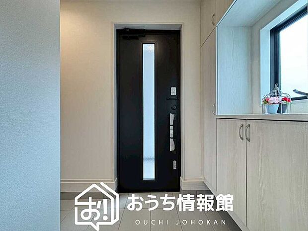 【現地写真(玄関)】玄関には、大型のシューズ収納を設置しています。