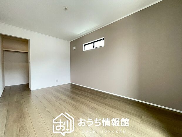 【現地写真(寝室)】木目の美しさを際立たせるシンプルデザインの建具を使用しています。