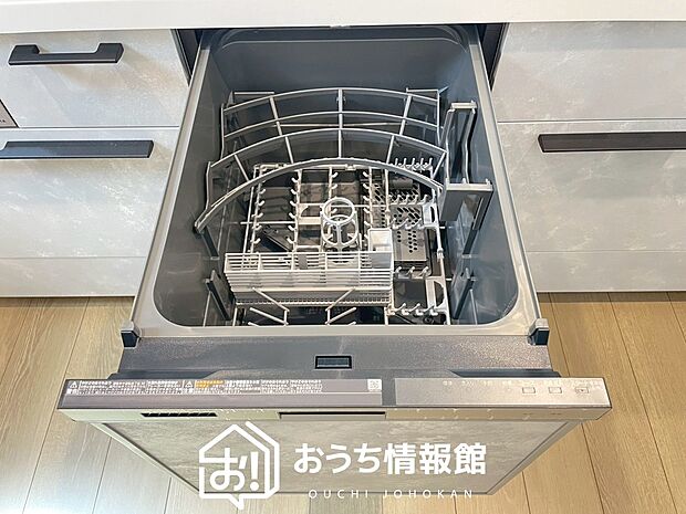 【食器洗い乾燥機】食後の時間にゆとりを与えてくれる食器洗い乾燥機。
操作ボタンも上面にあるので、腰をかがめずに操作ができラクラクです。