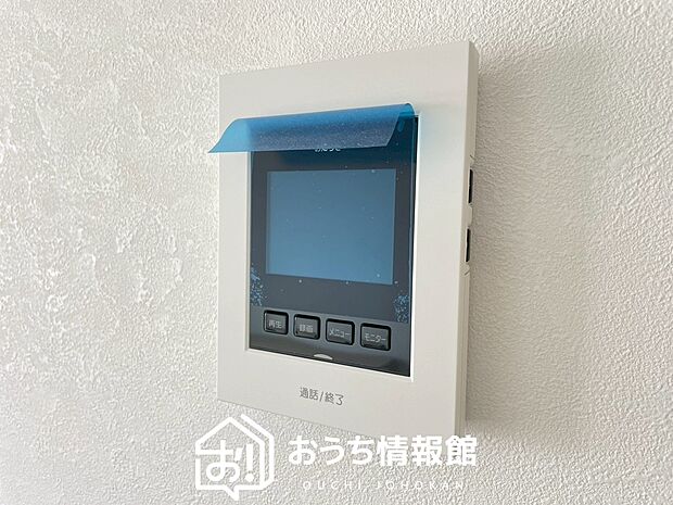 【TVモニター付インターホン】来訪者を画像と音声で確認できる、防犯性に優れた安心のシステム。
スッキリしたデザインで、誰でも簡単に操作できます。