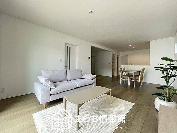 【現地写真(リビング)】フローリング材には、木目、色調など木材特有の風合いがあり、ナチュラルな美しさになっています。
