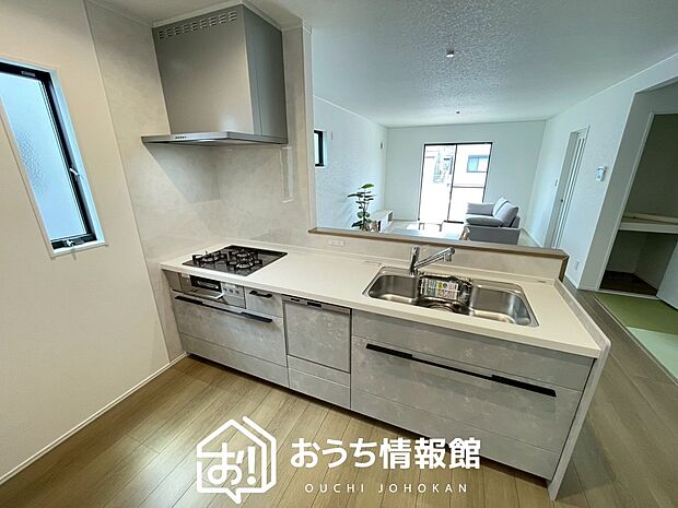 【現地写真(キッチン)】収納たっぷりのシステムキッチン、浄水器付水栓を標準装備しています。
