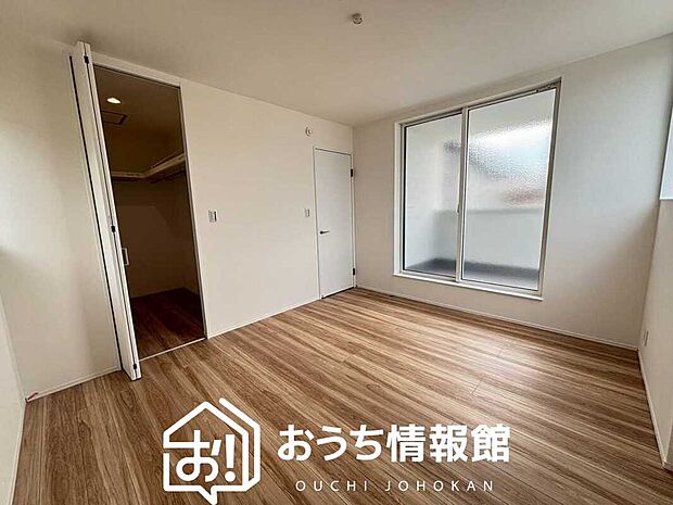 【現地写真(寝室)】木目の美しさを際立たせるシンプルデザインの建具を使用しています。
