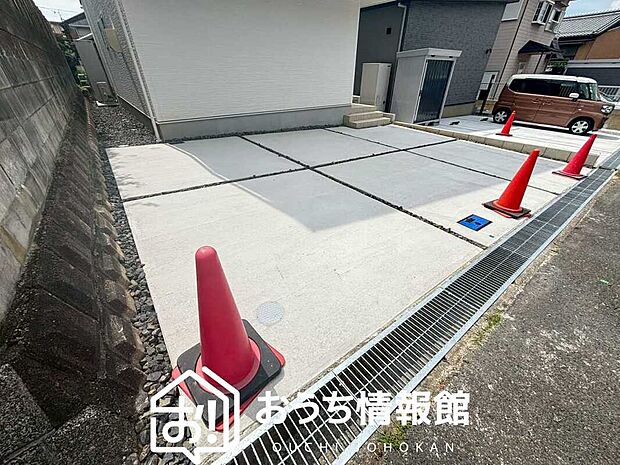 【現地写真(駐車場)】駐車スペースが広く、運転が苦手な方も安心です。