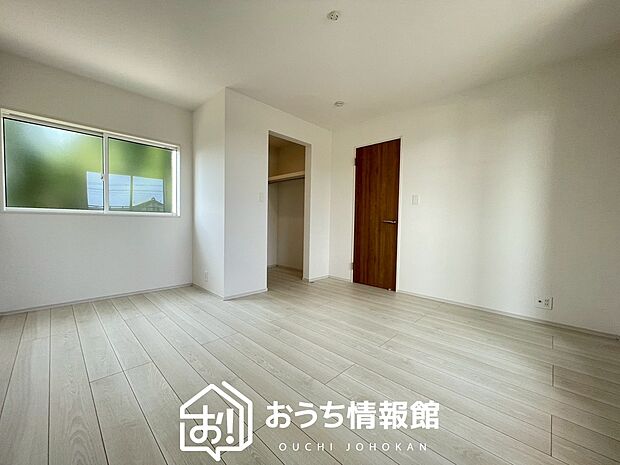 【現地写真(寝室)】木目の美しさを際立たせるシンプルデザインの建具を使用しています。