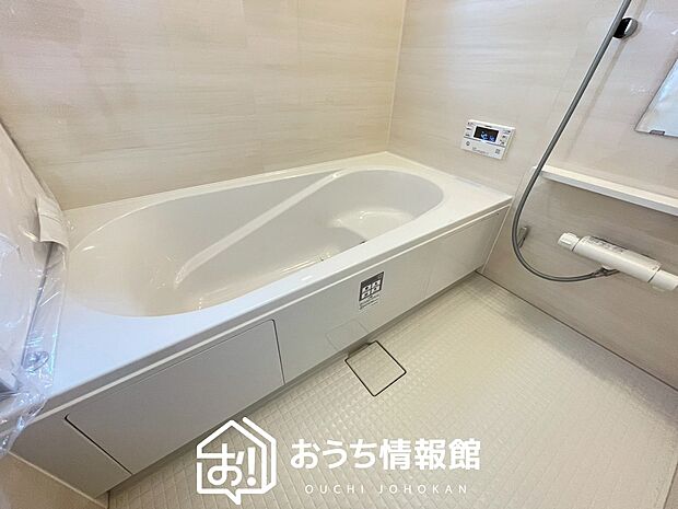【現地写真(浴室)】浴室暖房乾燥機付き。1坪タイプで広々です。