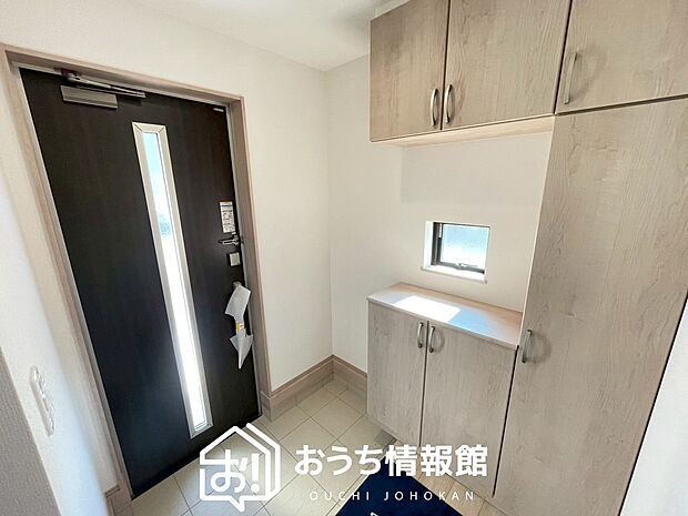 【現地写真(玄関)】玄関には、大型のシューズ収納を設置しています。