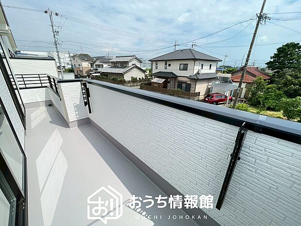 【バルコニー】奥行きが広く、洗濯物をゆったりと干せる十分な広さで、家族の洗濯も捗ります。