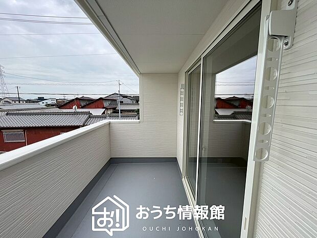 【バルコニー】奥行きが広く、洗濯物をゆったりと干せる十分な広さで、家族の洗濯も捗ります。