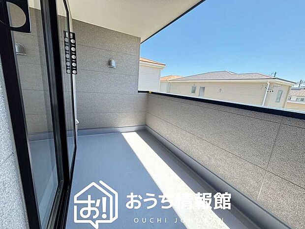 【バルコニー】奥行きが広く、洗濯物をゆったりと干せる十分な広さで、家族の洗濯も捗ります。